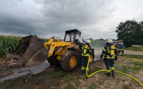 FW-KLE: Brand eines Radladers - Foto: presseportal.de