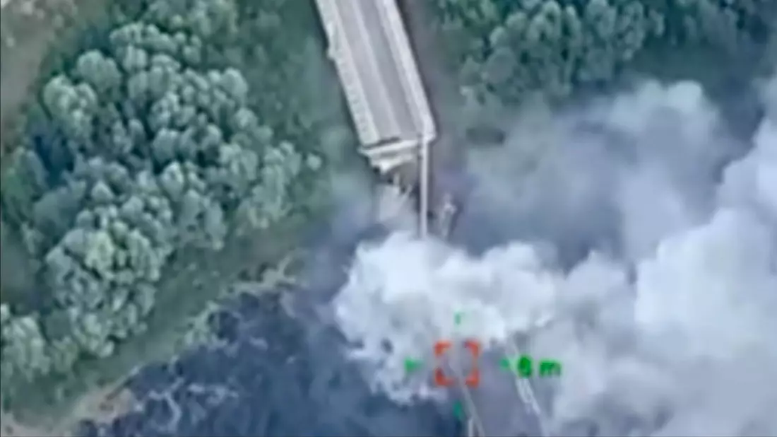 Die Autobrücke über den Fluss Sejm bei Gluschkowo im Gebiet Kursk diente auch als wichtige militärische Nachschubverbindung. (Archivbild) - Bild: -/Ukrainian Defence Ministry Press Office/AP/dpa