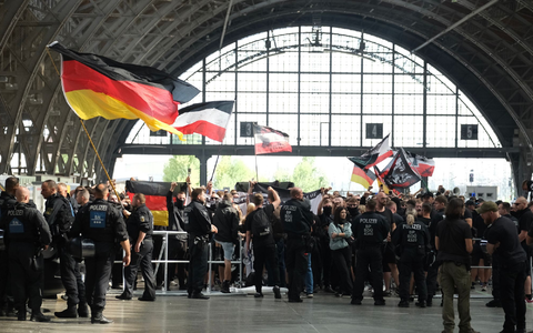 Teilnehmer einer rechtsextreme Demonstration gegen CSD Leipzig - Foto: Sebastian Willnow/dpa