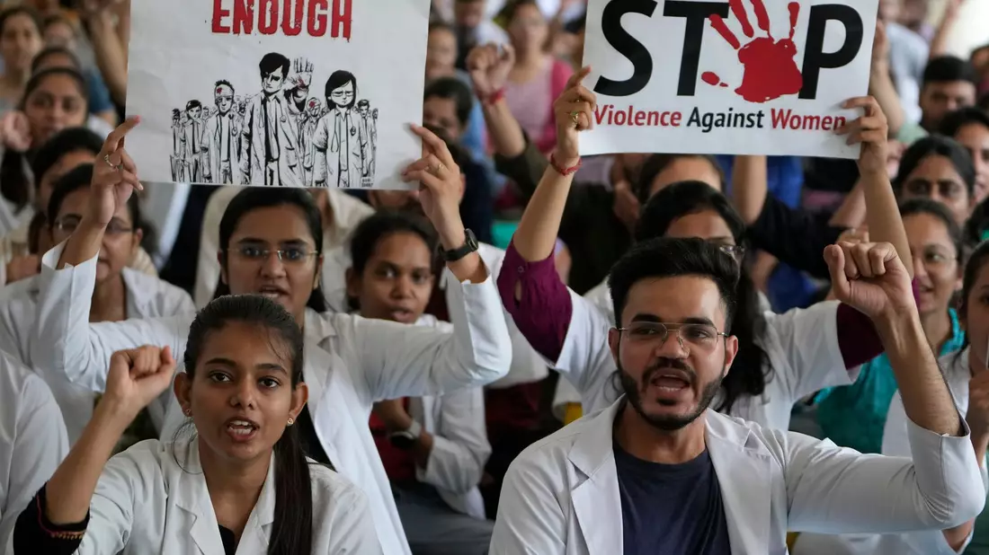 Die Vergewaltigung einer Ärztin, die an ihren Verletzungen starb, hatte in Indien im vergangenen Jahr eine Welle von Protesten ausgelöst. (Archivbild) - Bild: Ajit Solanki/AP