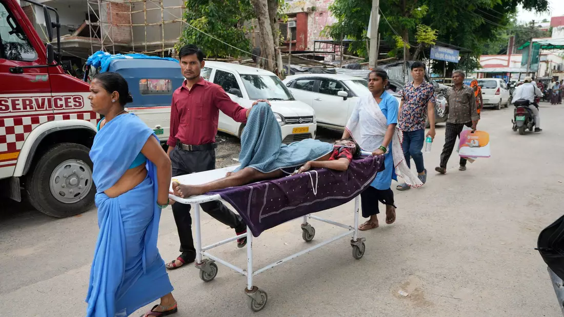 Krankenhäuser wiesen Patienten angesichts des Streiks ab. - Bild: Rajesh Kumar Singh/AP/dpa