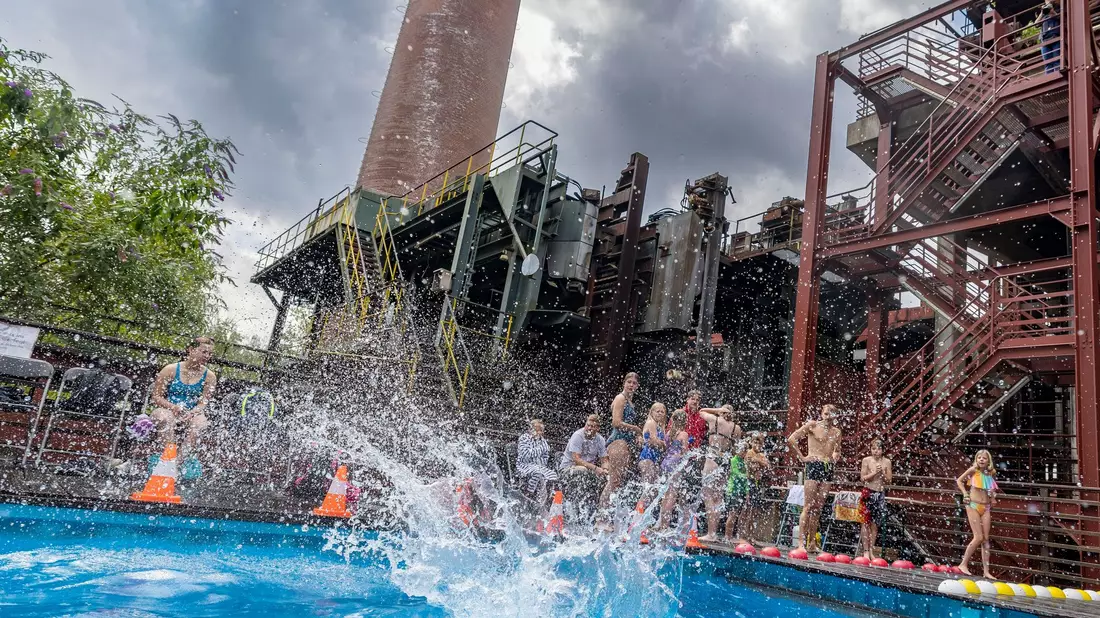 So geht eine Arschbombe. Gezeigt vor einem Jahr im Werksschwimmbad der Kokerei Zollverein (Foto Archiv). - Bild: Christoph Reichwein/dpa