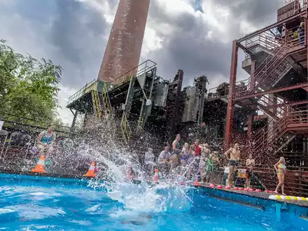 So geht eine Arschbombe. Gezeigt vor einem Jahr im Werksschwimmbad der Kokerei Zollverein (Foto Archiv). - Foto: Christoph Reichwein/dpa