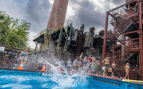 So geht eine Arschbombe. Gezeigt vor einem Jahr im Werksschwimmbad der Kokerei Zollverein (Foto Archiv). - Foto: Christoph Reichwein/dpa So geht eine Arschbombe. Gezeigt vor einem Jahr im Werksschwimmbad der Kokerei Zollverein (Foto Archiv). - Foto: Christoph Reichwein/dpa