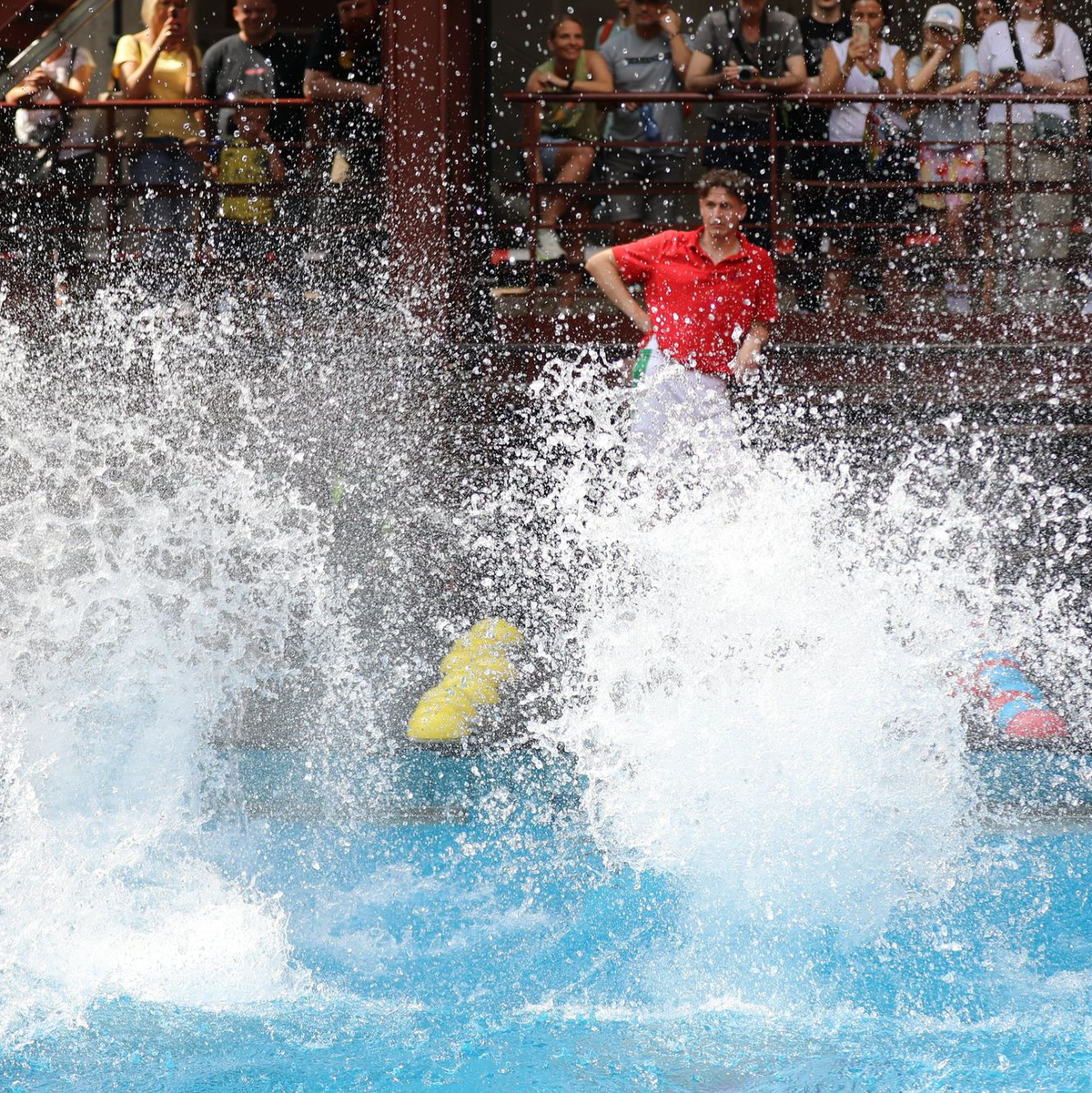 Peter Klages taucht ein.  - Foto: Sascha Thelen/dpa