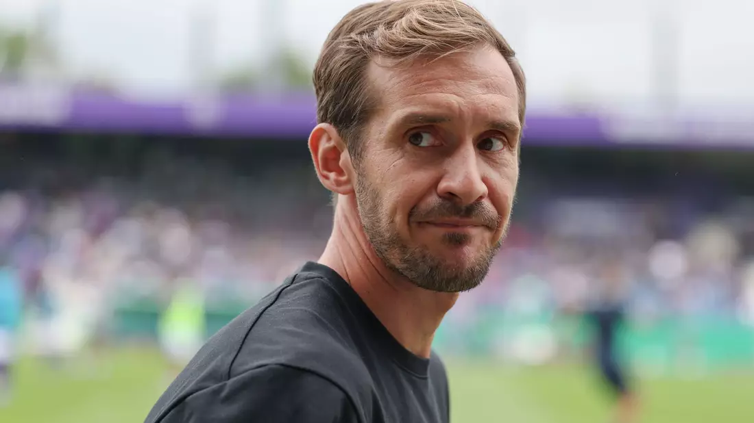 Erstes Pflichtspiel, erster Sieg: Für Freiburgs Trainer Julian Schuster lief der Pokal-Samstag gut. - Bild: Friso Gentsch/dpa