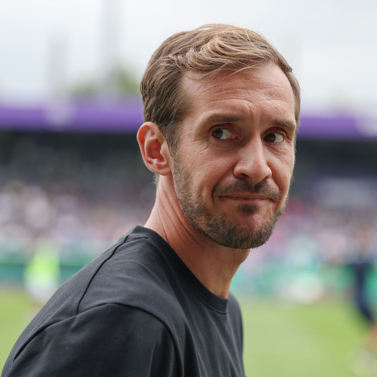 Erstes Pflichtspiel, erster Sieg: Für Freiburgs Trainer Julian Schuster lief der Pokal-Samstag gut. - Foto: Friso Gentsch/dpa