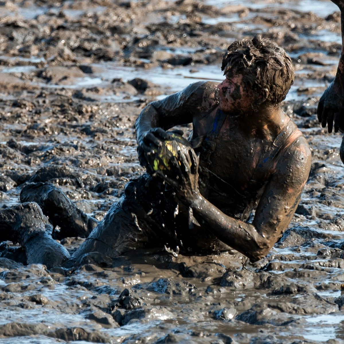 Nach 20 Jahren ging es bei der Wattolümpiade zum letzten Mal am Brunsbütteler Elbdeich für einen guten Zweck in den Schlamm.
 - Foto: Daniel Bockwoldt/dpa