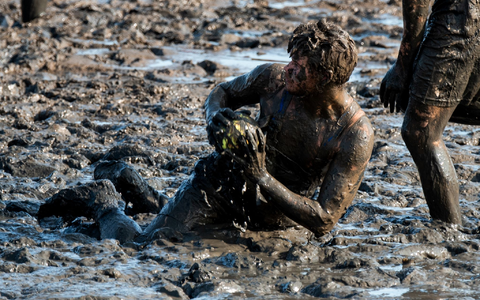 Nach 20 Jahren ging es bei der Wattolümpiade zum letzten Mal am Brunsbütteler Elbdeich für einen guten Zweck in den Schlamm.
- Foto: Daniel Bockwoldt/dpa Nach 20 Jahren ging es bei der Wattolümpiade zum letzten Mal am Brunsbütteler Elbdeich für einen guten Zweck in den Schlamm.
- Foto: Daniel Bockwoldt/dpa