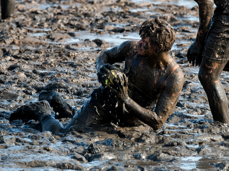 Nach 20 Jahren ging es bei der Wattolümpiade zum letzten Mal am Brunsbütteler Elbdeich für einen guten Zweck in den Schlamm.
 - Foto: Daniel Bockwoldt/dpa