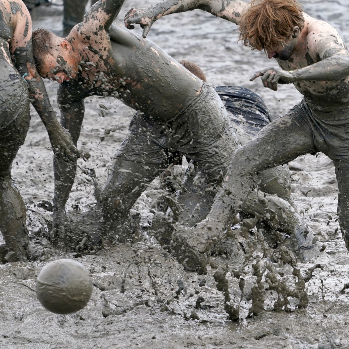 Bei der Benefiz-Veranstaltung im Brunsbütteler Elbschlick treten Freizeitsportler in den Disziplinen Wattfußball, Watthandball, Wolliball und Schlickschlittenrennen an. - Foto: Marcus Brandt/dpa