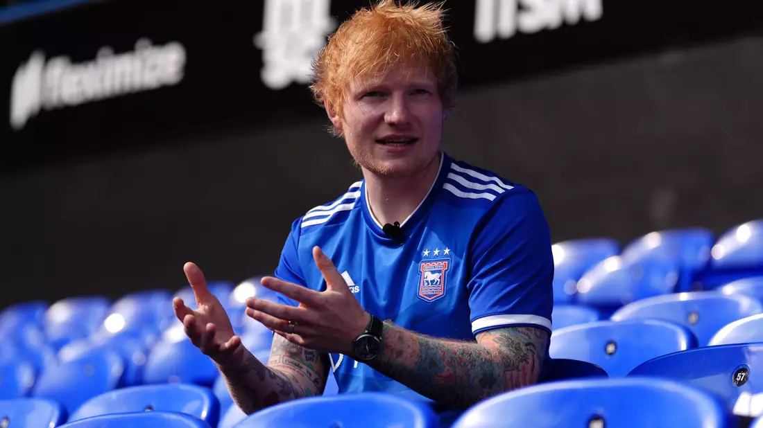 Ipswitch-Fan Ed Sheeran schaute von der Tribüne zu. - Bild: Bradley Collyer/PA Wire/dpa