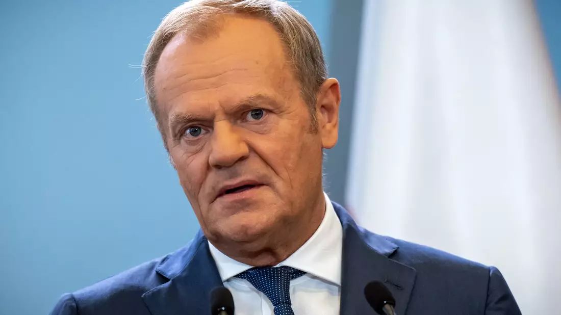 Polens Regierungschef Donald Tusk will das Asylrecht in seinem Land vorübergehend aussetzen. (Archivbild) - Bild: Michael Kappeler/dpa