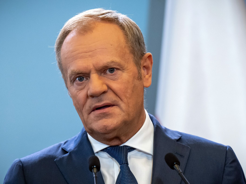 Polens Ministerpräsident Donald Tusk hat signalisiert, dass Israels Regierungschef Benjamin Netanjahu keine Verhaftung droht, sollte er an der Auschwitz-Gedenkfeier teilnehmen wollen. (Archivbild) - Foto: Michael Kappeler/dpa