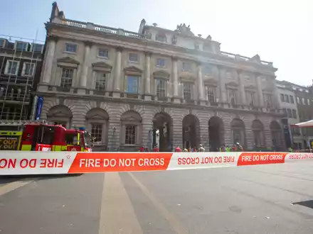 Feuerwehrleute kämpfen gegen Flammen am Dach. - Foto: Tayfun Salci/ZUMA Press Wire/dpa