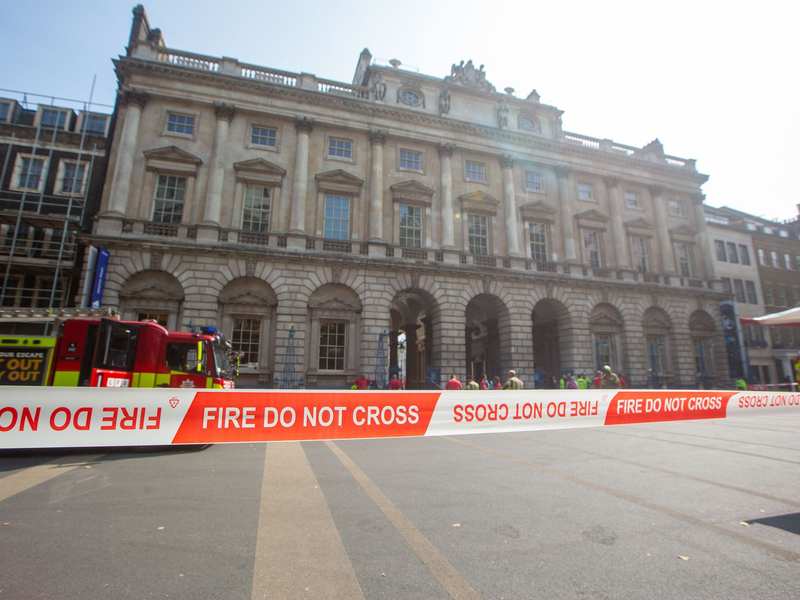 Feuerwehrleute kämpfen gegen Flammen am Dach. - Foto: Tayfun Salci/ZUMA Press Wire/dpa