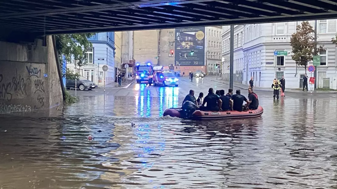 Unterführungen wurden überflutet. - Bild: ---/Berufsfeuerwehr/Stadt Wien/dpa