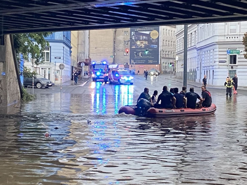 Unterführungen wurden überflutet. - Foto: ---/Berufsfeuerwehr/Stadt Wien/dpa