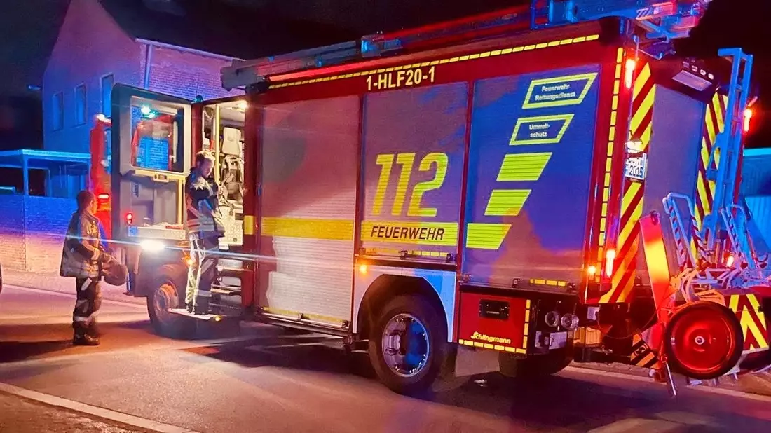 FW Bocholt: Ast von Fahrbahn beseitigt und Rauchwarnmelder löst Fehlalarm aus - Bild: presseportal.de