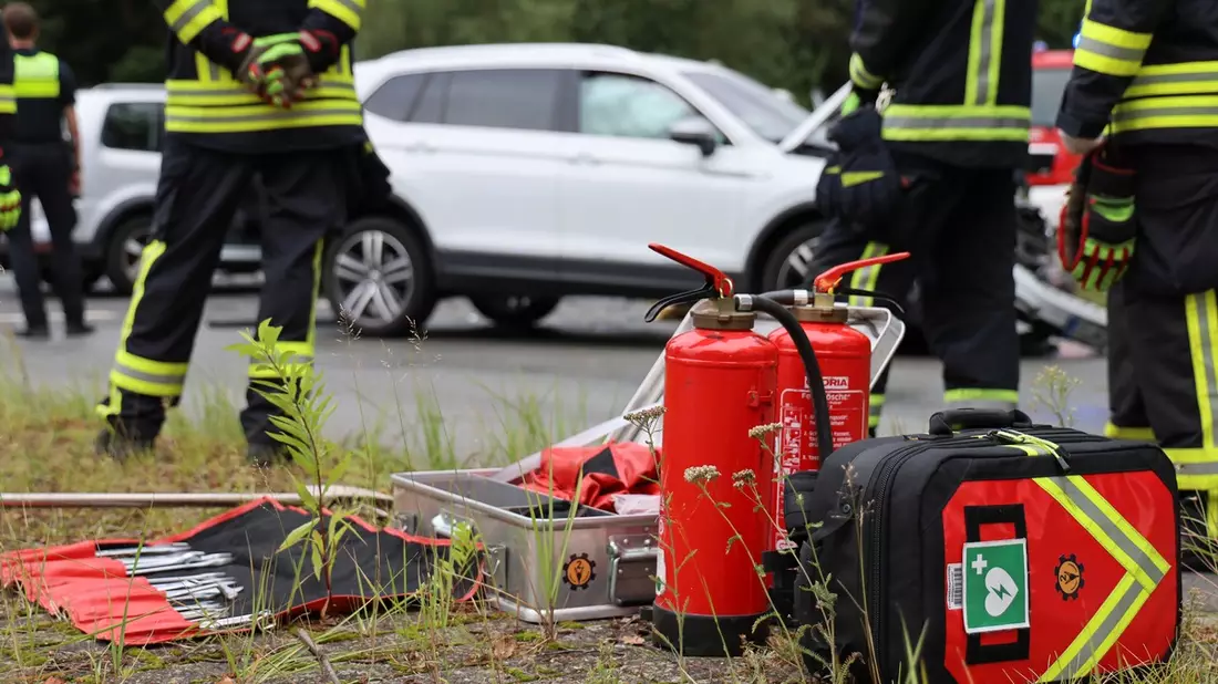 FW Hambühren: Verkehrsunfall auf L310 fordert in Gemeinde Hambühren drei Schwerverletzte / Großaufgebot an Rettungskräften im Einsatz - Bild: presseportal.de