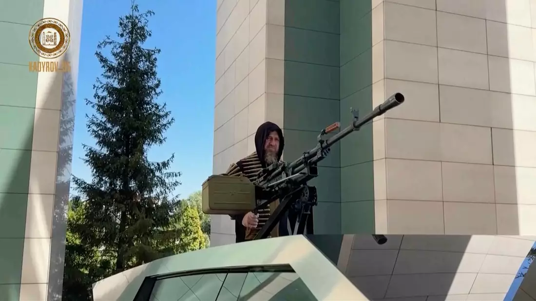 Kadyrow zeigte sich in einem Video auf seinem Telegram-Kanal mit dem Cybertruck von Tesla. - Bild: Uncredited/Ramzan Kadyrov Telegram channel via AP/dpa