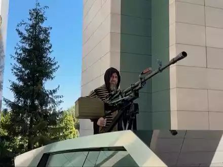 Kadyrow zeigte sich in einem Video auf seinem Telegram-Kanal mit dem Cybertruck von Tesla. - Foto: Uncredited/Ramzan Kadyrov Telegram channel via AP/dpa