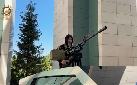 Kadyrow zeigte sich in einem Video auf seinem Telegram-Kanal mit dem Cybertruck von Tesla. - Foto: Uncredited/Ramzan Kadyrov Telegram channel via AP/dpa