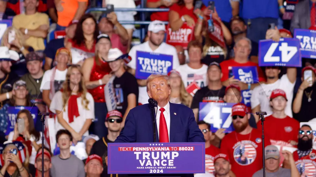 «Ich sehe besser aus als Kamala», findet Donald Trump - und beschimpft seine demokratische Kontrahentin als «sozialistische Irre». - Bild: Laurence Kesterson/AP/dpa
