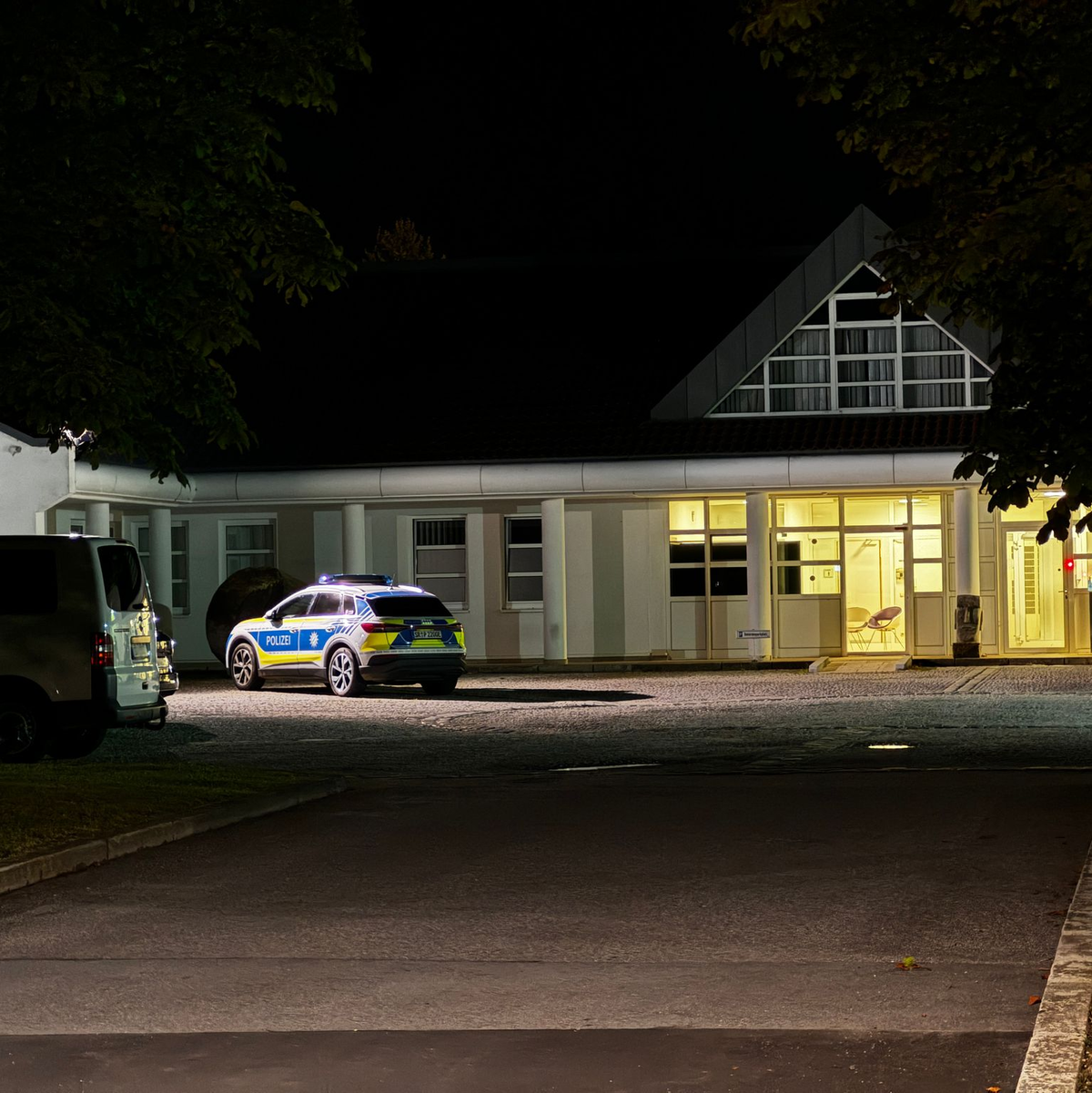 Aus dem Bezirkskrankenhaus im bayerischen Lerchenhaid sind vier Insassen geflohen. - Foto: Hartl/vifogra/dpa