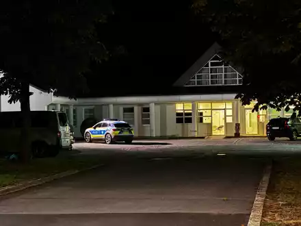Aus dem Bezirkskrankenhaus im bayerischen Lerchenhaid sind vier Insassen geflohen. - Foto: Hartl/vifogra/dpa