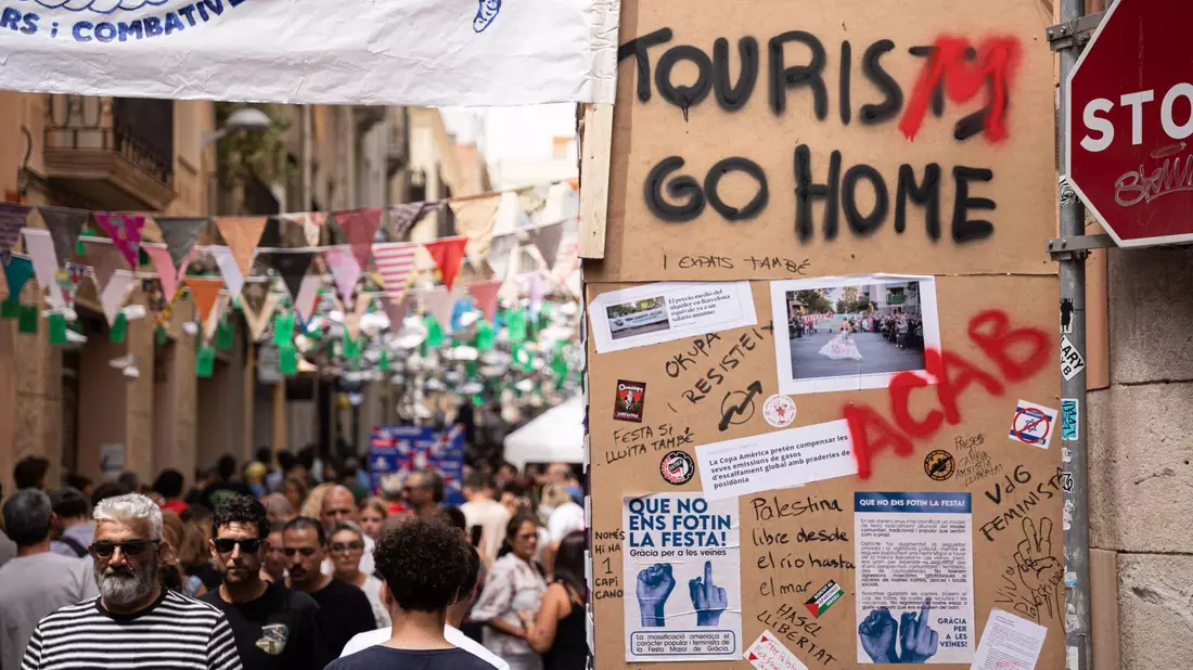 Die Botschaft an Touristen ist deutlich, auch hier bei einem Straßenfest in Barcelona. - Bild: Marc Asensio Clupes/ZUMA Press Wire/dpa