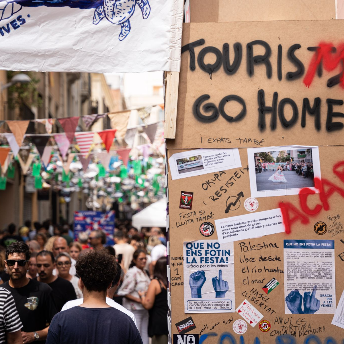 «Tourists go home» beziehungsweise «Tourism go home» steht an einer Wand in Barcelona (August 2024). - Foto: Marc Asensio Clupes/ZUMA Press Wire/dpa