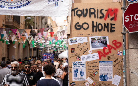 «Tourists go home» beziehungsweise «Tourism go home» steht an einer Wand in Barcelona (August 2024). - Foto: Marc Asensio Clupes/ZUMA Press Wire/dpa