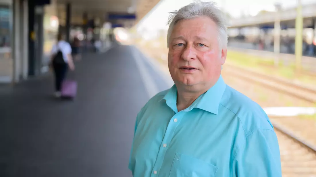EVG-Chef Martin Burkert sorgt sich um die Personalstrategie der Deutschen Bahn. - Bild: Julian Stratenschulte/dpa