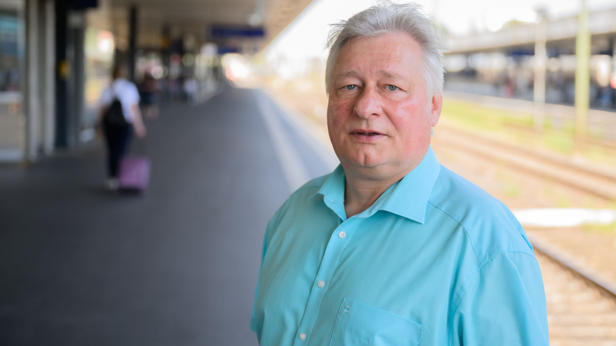 EVG-Chef Martin Burkert sorgt sich um die Personalstrategie der Deutschen Bahn. - Foto: Julian Stratenschulte/dpa