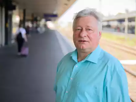 EVG-Chef Martin Burkert sorgt sich um die Personalstrategie der Deutschen Bahn. - Foto: Julian Stratenschulte/dpa