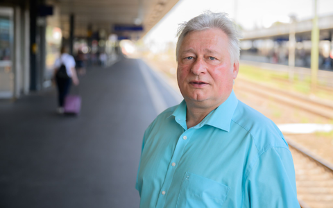 EVG-Chef Martin Burkert sorgt sich um die Personalstrategie der Deutschen Bahn. - Foto: Julian Stratenschulte/dpa