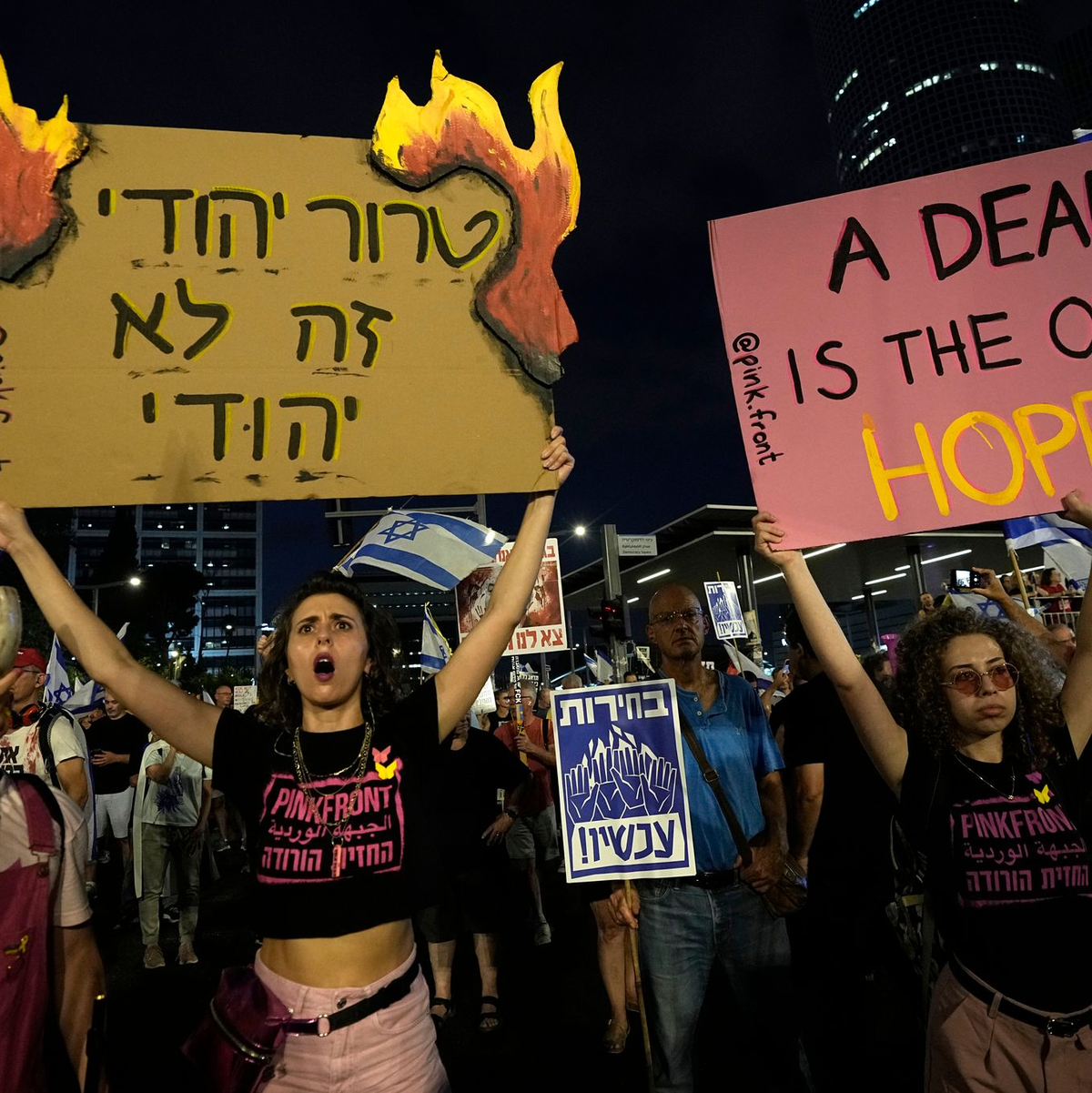 Zehntausende fordern in Israel von ihrer Regierung, einem Abkommen im Gaza-Krieg zuzustimmen.  - Foto: Tsafrir Abayov/AP/dpa