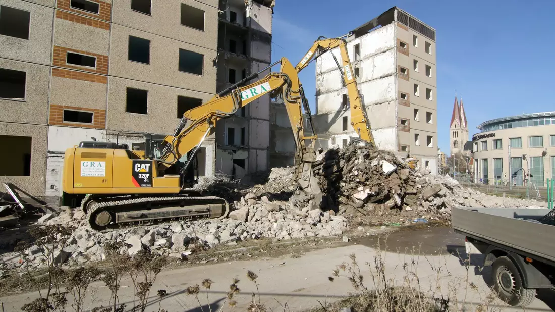 Abriss eines Wohnblocks. Über die Hälfte der Abfälle in Deutschland sind Bauabfälle - Bild: Matthias Bein/dpa-Zentralbild/dpa