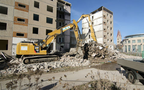 Abriss eines Wohnblocks. Über die Hälfte der Abfälle in Deutschland sind Bauabfälle - Foto: Matthias Bein/dpa-Zentralbild/dpa