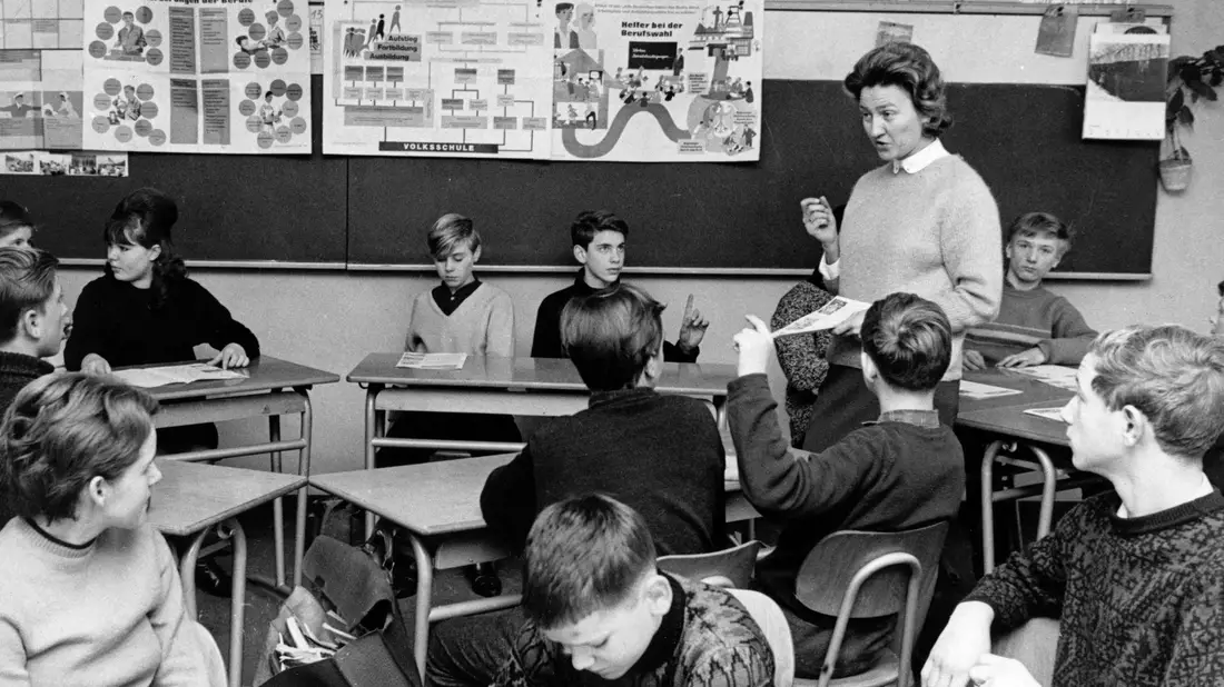 Physikunterricht in einer Volksschule vor 60 Jahren in Duisburg. (Archivfoto) - Bild: Wolfgang Hub/dpa