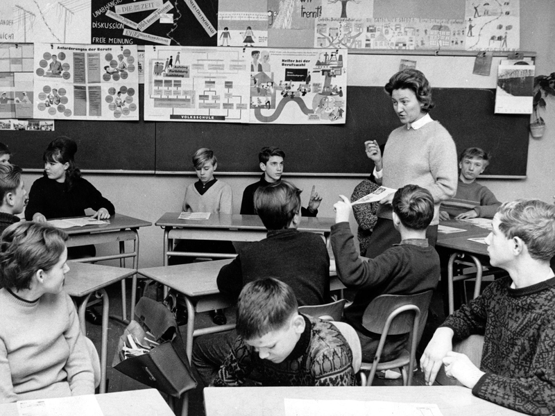 Physikunterricht in einer Volksschule vor 60 Jahren in Duisburg. (Archivfoto) - Foto: Wolfgang Hub/dpa