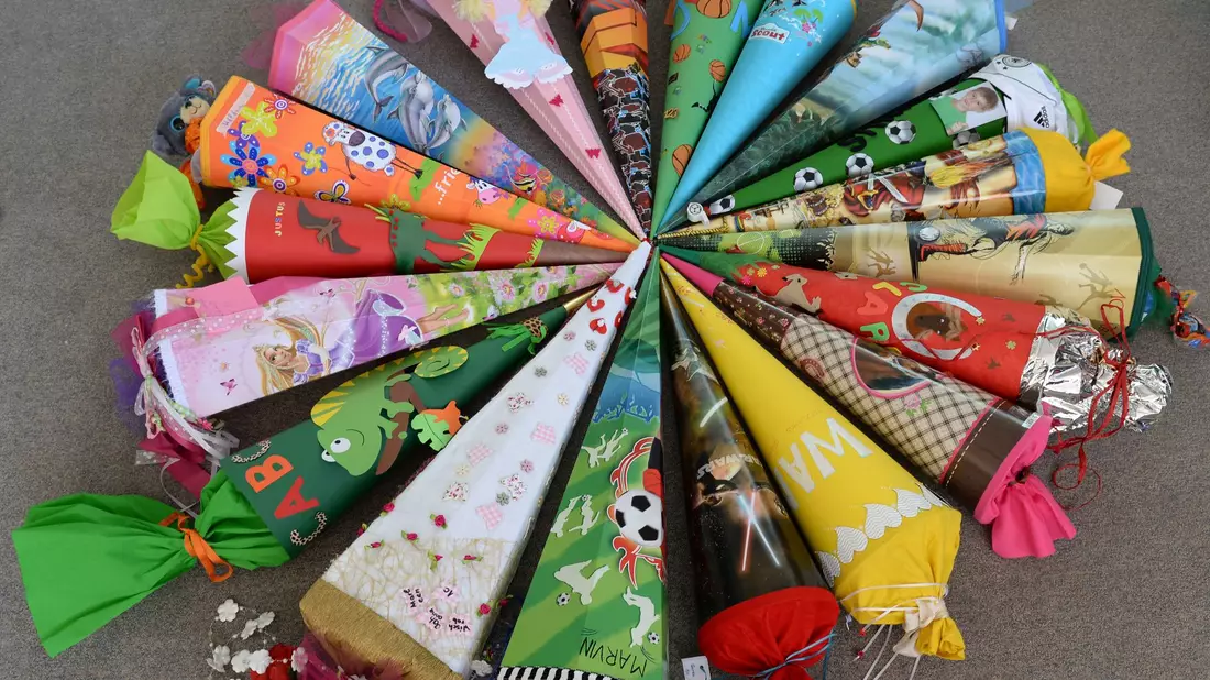 Einschulung mit Zuckertüten: 19 Schultüten einer 1. Klasse liegen im Jahr 2013 in einer Schule in Kleinmachnow (Brandenburg) bei Berlin im Kreis. Archivbild - Bild: picture alliance / dpa