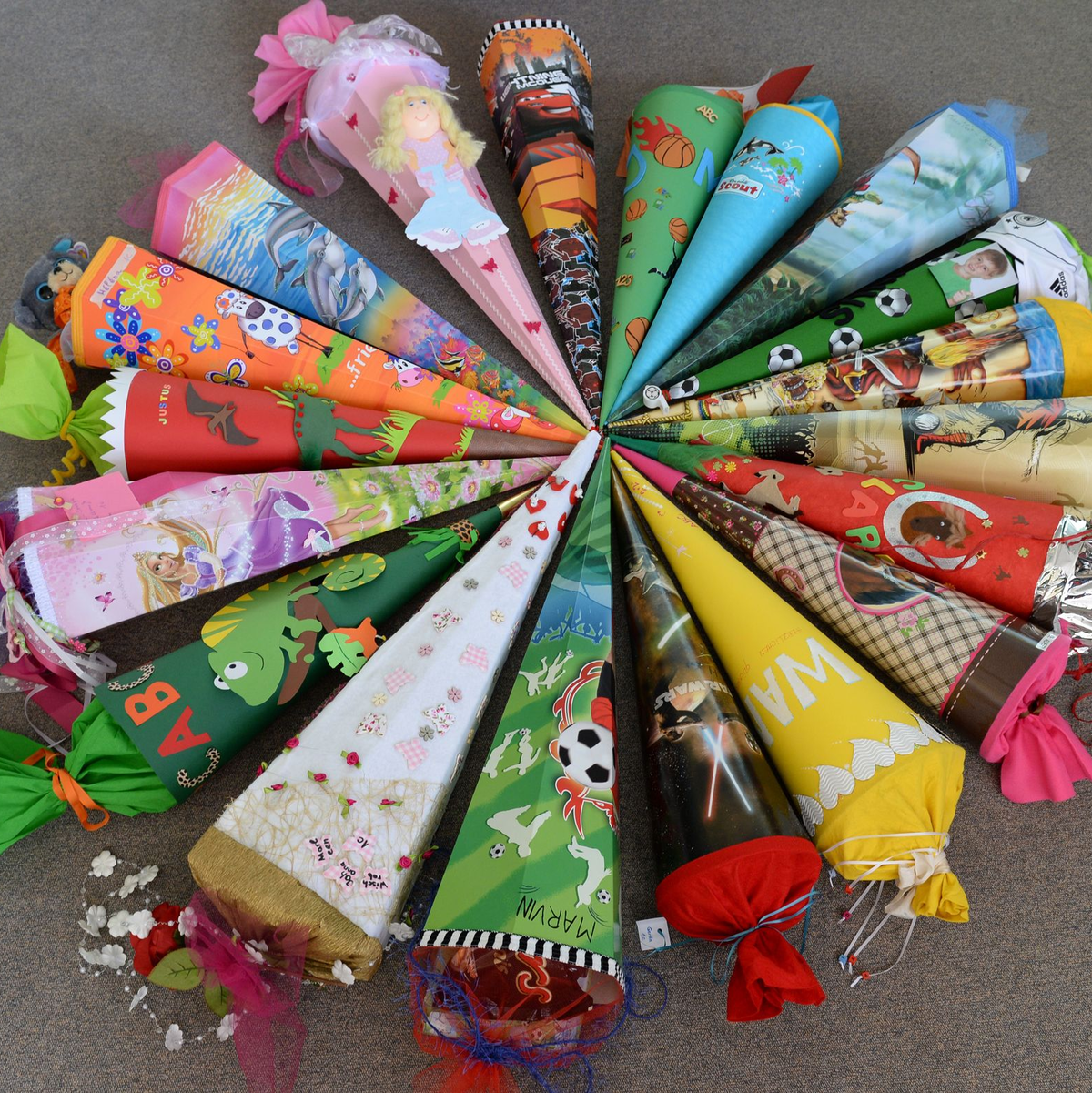 Einschulung mit Zuckertüten: 19 Schultüten einer 1. Klasse liegen im Jahr 2013 in einer Schule in Kleinmachnow (Brandenburg) bei Berlin im Kreis. Archivbild - Foto: picture alliance / dpa