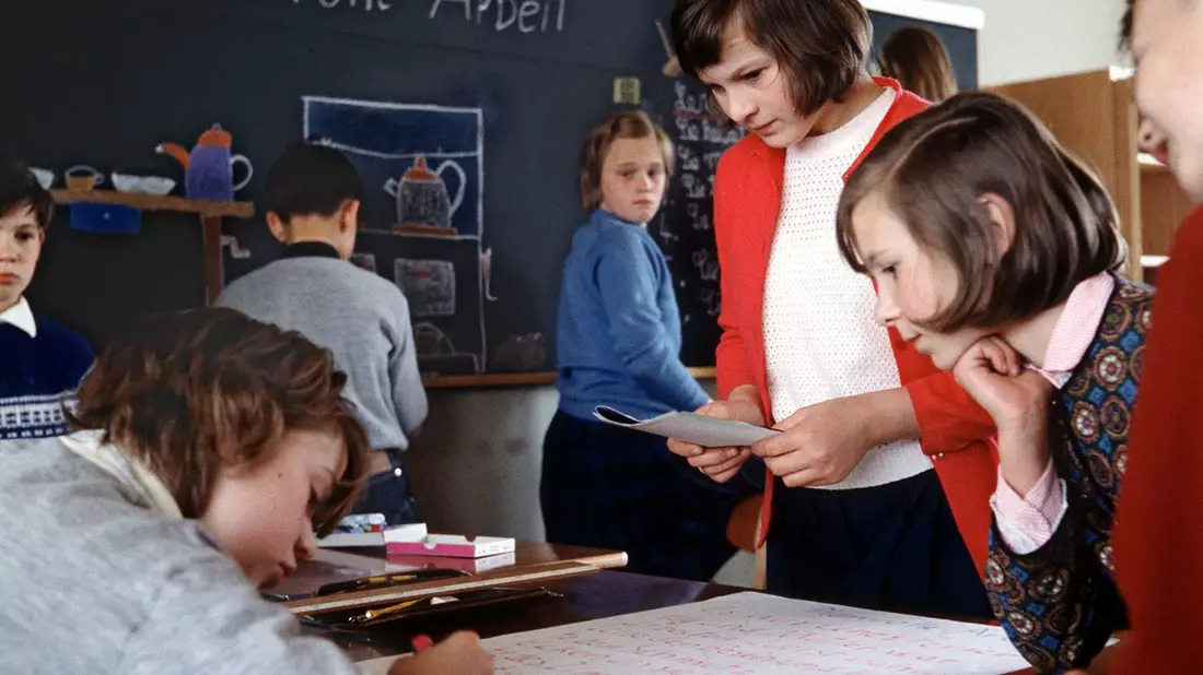 Unterrichtsstunde in einer Schule in Wiesbaden im Jahr 1965. (Archivfoto) - Bild: Manfred Rehm/dpa