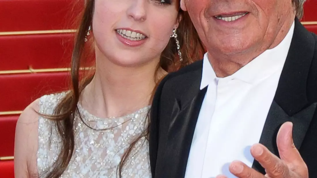 Delon galt als Frauenheld, hier ist er bei einer Veranstaltung an der Seite seiner Tochter Anouchka und der Schauspielerin Claudia Cardinale zu sehen. (Foto - Archiv) - Bild: CHRISTOPHE KARABA/EPA/dpa