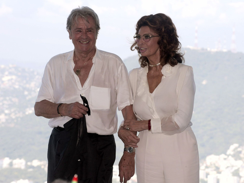 Alain Delon und Sophia Loren waren oft bei gemeinsamen öffentlichen Auftritten zu sehen. - Foto: Jesús Espinosa/EFE/dpa