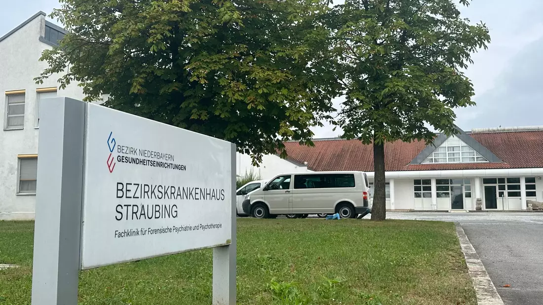 Die Häftlinge waren aus dem Bezirkskrankenhaus Straubing geflohen. - Bild: Ute Wessels/dpa