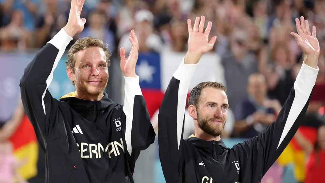 Nach Platz zwei bei Olympia sind Nils Ehlers (l) und Clemens Wickler auch bei der EM erfolgreich.  - Bild: Rolf Vennenbernd/dpa