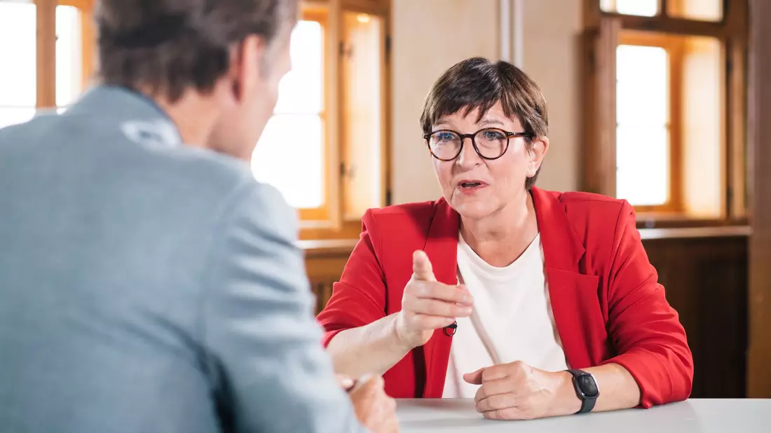 Eine mögliche Koalition zwischen SPD und BSW auf Ländereben, schließt Saskia Esken nicht per se aus. - Bild: Nora Klein /ZDF/dpa